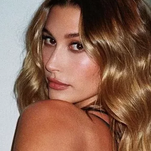 Dewy Makeup: Πώς να κάνεις εύκολα ένα από τα πιο δημοφιλή makeup trends του καλοκαιριού