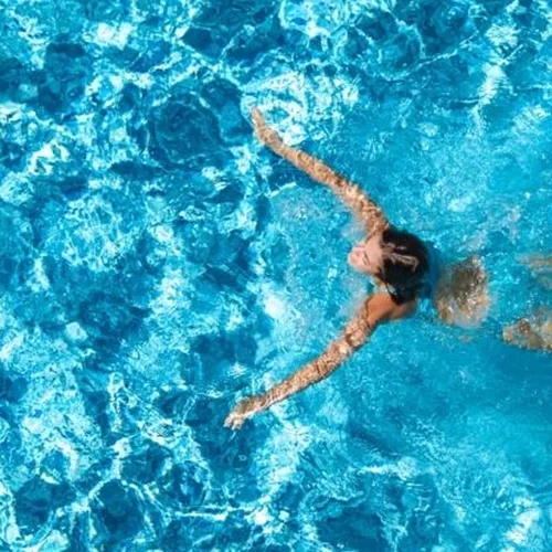 Μπορεί να πάθεις αφυδάτωση ενώ κολυμπάς;