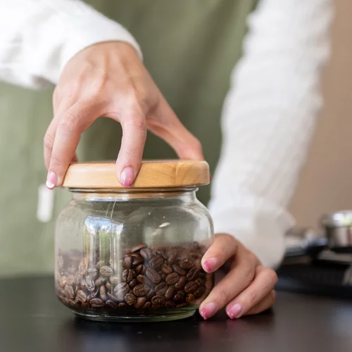 Κατάψυξη ή ντουλάπι; Πού πρέπει να αποθηκεύσεις τον καφέ για μεγαλύτερη διάρκεια;