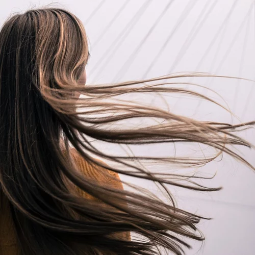 5 συμβουλές για να δαμάσεις τα μαλλιά σου που φριζάρουν εύκολα