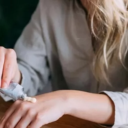 7 αποτελεσματικές κρέμες χεριών κατά των πανάδων