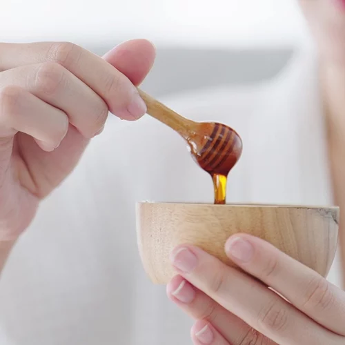 Μέλι: 10 οφέλη για την επιδερμίδα – και πώς να το χρησιμοποιήσεις