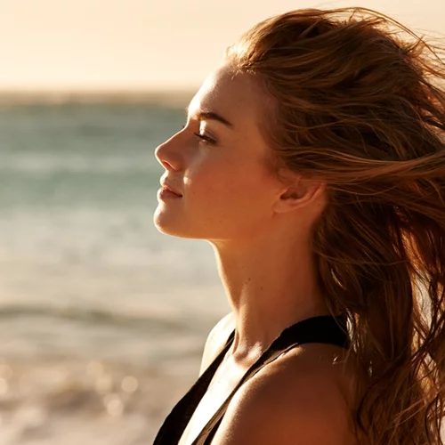 Περιποίηση μαλλιών: Συμβουλές για να τα προετοιμάσεις κατάλληλα για το καλοκαίρι