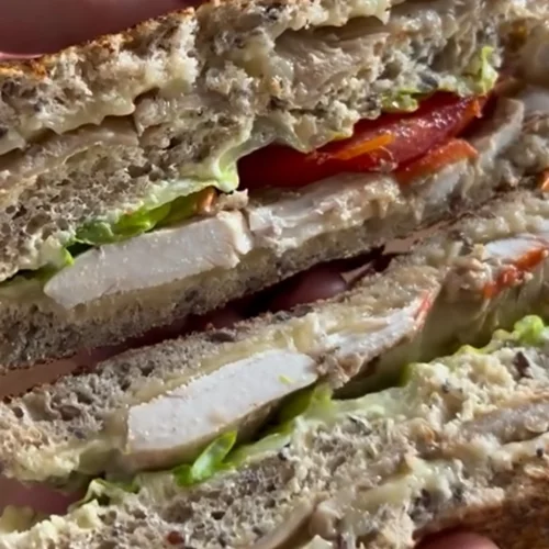 Το πιο υγιεινό και νόστιμο club sandwich: με μόλις 450 θερμίδες και 42 γρ. πρωτεΐνης!