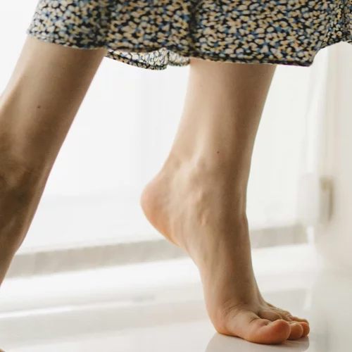 Πέντε συμβουλές για να απαλλαγείς από τις σκασμένες φτέρνες