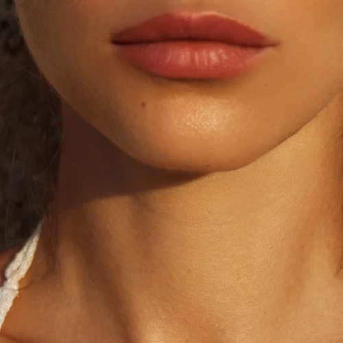 Self-tan: Πώς θα έχεις ομοιόμορφο φυσικό μαύρισμα σε σώμα + πόδια