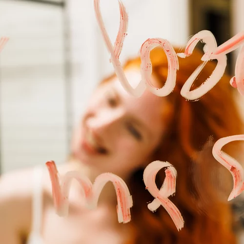 Γιατί η αυτοαγάπη είναι η νέα τάση - Και πώς θα σε κάνει πιο ευτυχισμένη;