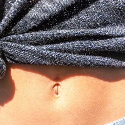 Καστορέλαιο στον αφαλό; Το Ayurvedic beauty tip που κρύβει βαθιά σοφία