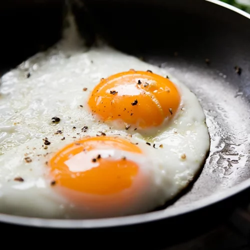 Τηγανητά αυγά χωρίς λάδι: Το hack για να τα ψήσεις και στο πάνω μέρος