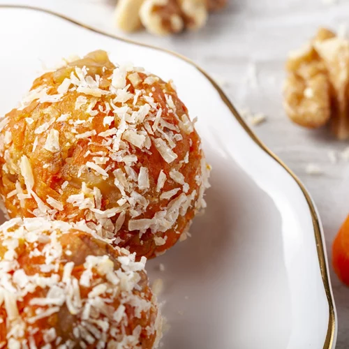 Μπάλες με γεύση "Carrot cake": Το πιο διάσημο γλυκό σε μια υγιεινή εκδοχή