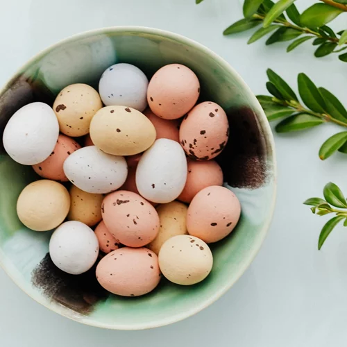 Πάσχα - Βάψιμο αυγών: Πέντε μυστικά tips για τέλεια κατακόκκινα αυγά