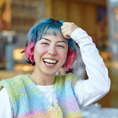 Από το millennial pink στο neon πράσινο: Πώς τα χρώματα γίνονται σήμα κατατεθέν κάθε γενιάς;