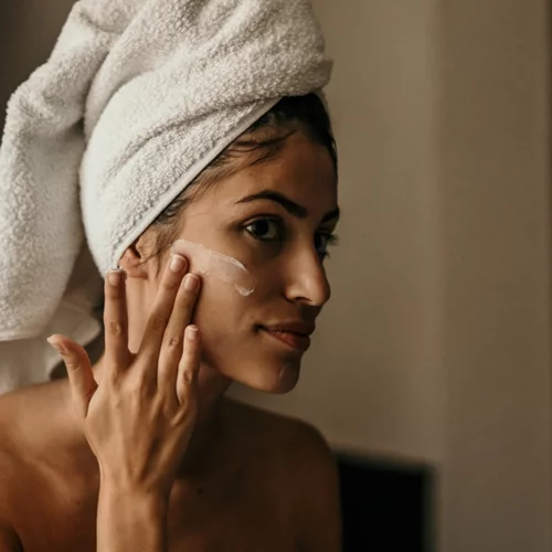 Εγκαύματα, μολύνσεις, ακμή: Γυναίκες αποκαλύπτουν τις σοβαρές συνέπειες από συγκεκριμένα καλλυντικά - ποια είναι και τι λένε οι ειδικοί