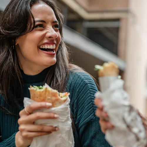 "Δεν τρώω ό,τι θέλω, τρώω ό,τι προλαβαίνω": Πώς το ακανόνιστο φαγητό επηρεάζει τον μεταβολισμό;