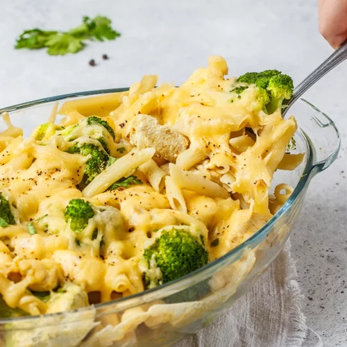 Εύκολη μακαρονάδα με μπρόκολο, τσένταρ και παρμεζάνα