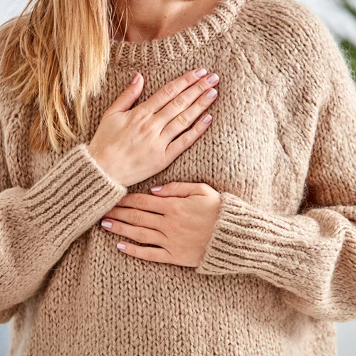 Από την καούρα έως το έμφραγμα: Τα 15 σενάρια που μπορούν να εξηγήσουν τον πόνο στο στήθος