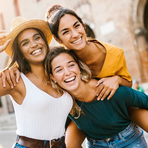 Τα πολυκαταστήματα attica αφιερώνουν τον μήνα Μάρτιο στις γυναίκες