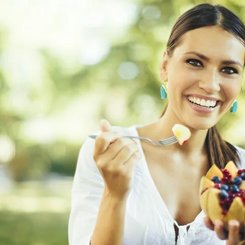Δυνατό καλοκαίρι: Αυτές είναι οι βιταμίνες που χρειαζόμαστε τους καλοκαιρινούς μήνες