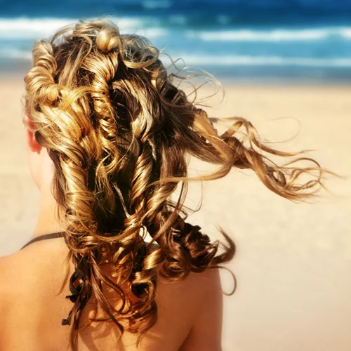 Γιατί τα μαλλιά σγουραίνουν το καλοκαίρι; Όλη η εξήγηση πίσω από τη δομή της τρίχας