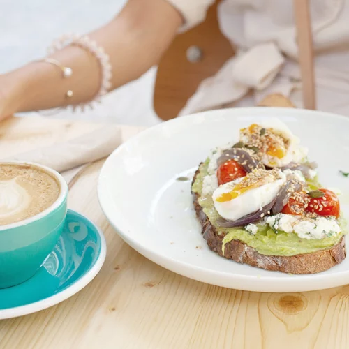 "Δεν πεινάω το πρωί": Τι μπορεί να σημαίνει η πρωινή έλλειψη όρεξης για την υγεία σου;