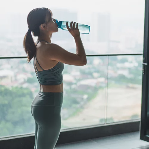 Πώς να παραμείνω ενυδατωμένη; Οι βασικοί τρόποι για να το πετύχεις (και πώς θα φτιάξεις ρόφημα ηλεκτρολυτών μόνη σου!)