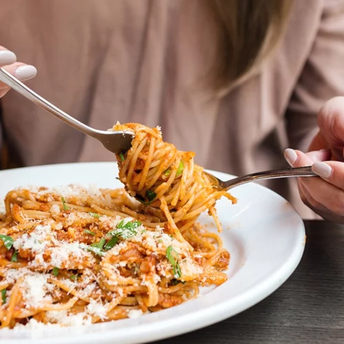 Πάνω από το 45% των θερμίδων μετά τις 5 μ.μ.; Οι σοβαρές επιπτώσεις για την υγεία