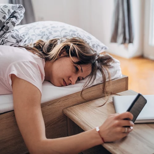 Νιώθεις πολύ εξαντλημένη; Μερικοί τρόποι για να γεμίσεις και πάλι ενέργεια