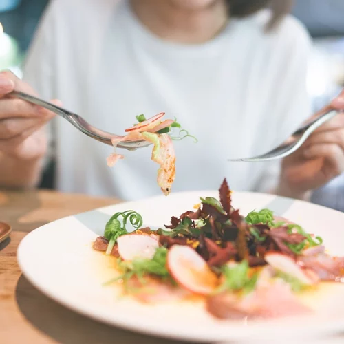Πώς να τρως υγιεινά όταν έχεις εξόδους ή ταξίδια
