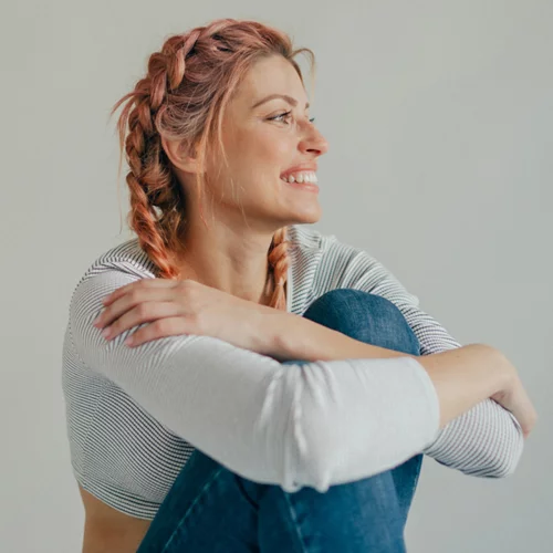 3 εύκολα και γρήγορα καλοκαιρινά χτενίσματα ιδανικά για το γραφείο (αλλά και τα after-office drinks)