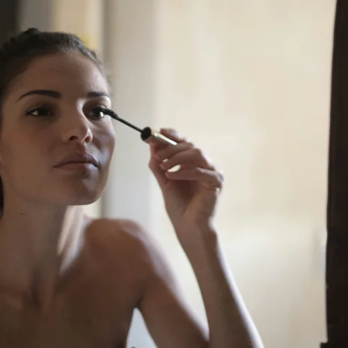 5 best-seller mascaras για υπέροχες βλεφαρίδες που δεν κοστίζουν πάνω από 15 ευρώ