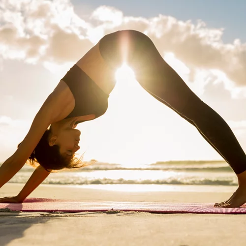 Έξι ασκήσεις γιόγκα για την παραλία