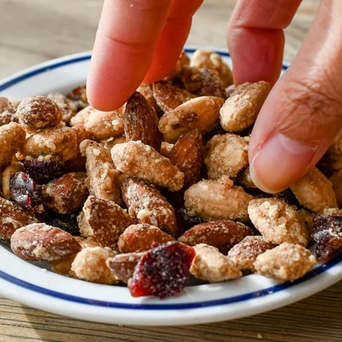 Πικάντικο μείγμα ξηρών καρπών μόνο με 190 θερμίδες που τρώμε στο γραφείο