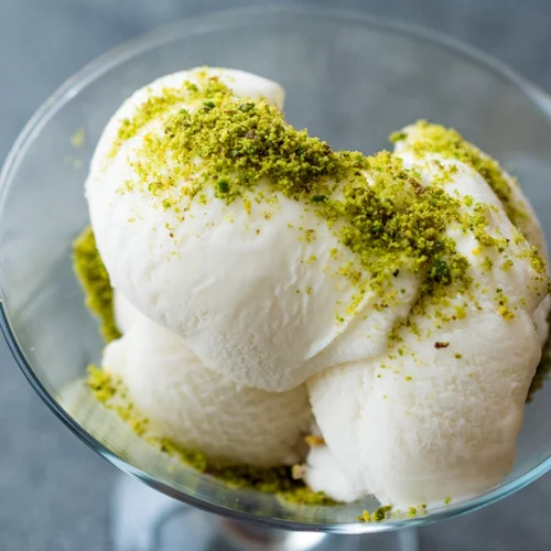 Μόνο με 4 υλικά: Το πιο εύκολο παγωτό καϊμάκι - χωρίς παγωτομηχανή