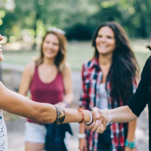 Πώς να κάνω τους άλλους να με συμπαθήσουν;