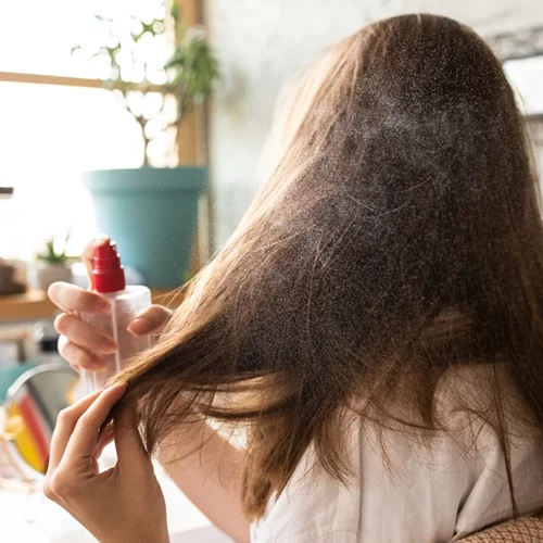 Ξηρά μαλλιά: 6 πιθανές αιτίες που τα προκαλούν και τι να κάνεις