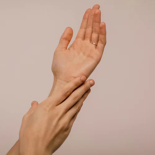 Χέρια: Γιατί ιδρώνουν οι παλάμες σου και τι μπορείς να κάνεις