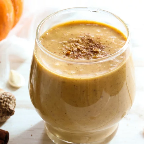Αυτό το smoothie (με μόλις 4 υλικά) έχει τη γεύση ενός πραγματικού κομματιού κολοκυθόπιτας