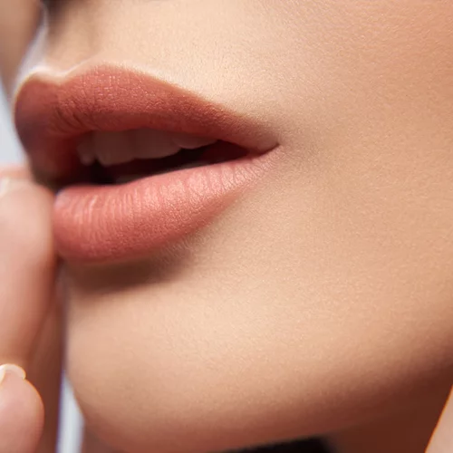 Φυσικά, ζουμερά χείλη χωρίς filler – Τα TikTok tricks που αξίζει να δοκιμάσεις