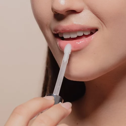 Τα 6 καλύτερα juicy lip oils για λαχταριστά και ενυδατωμένα χείλη