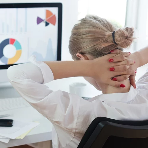 Καμπούρα στον αυχένα: Τι την προκαλεί και πώς να τη διορθώσεις άμεσα