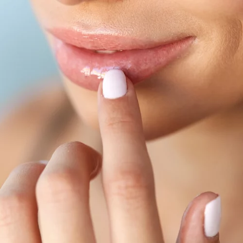 Ζουμερό αποτέλεσμα στα χείλη με αυτά τα 10 καλύτερα lip oils