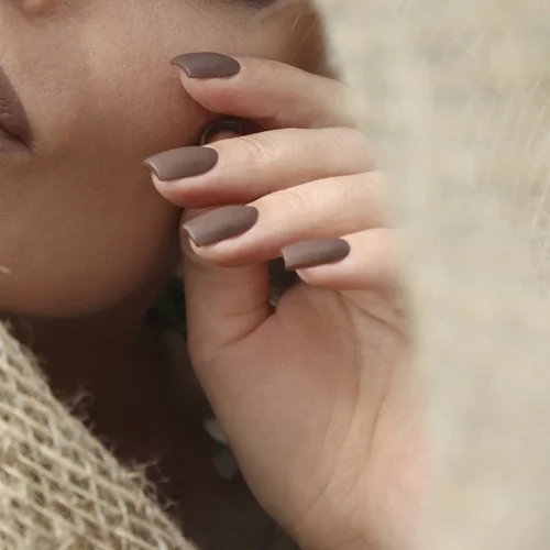 Toffee Nails: 10 ιδέες για να υιοθετήσεις την πιο "νόστιμη" τάση νυχιών της σεζόν