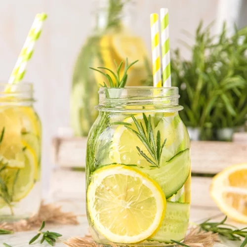 Αντί για νερό: Η Δρ. Μαρία Ψωμά προτείνει το ιδανικό ρόφημα για επίπεδη κοιλιά