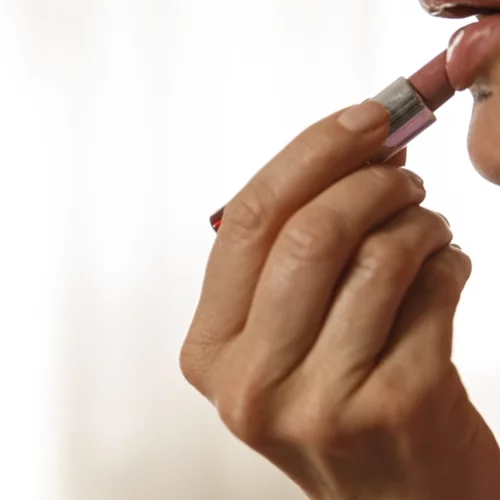 5 (σοκαριστικά) ωραία nude κραγιόν που κοστίζουν λιγότερο από 7€