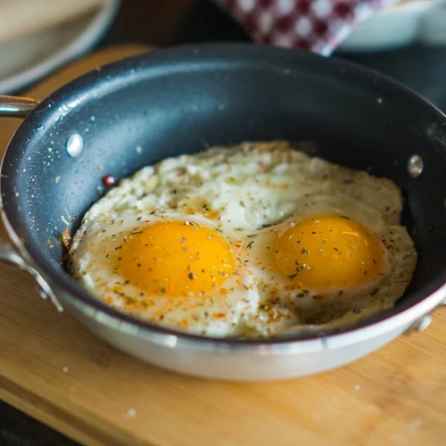 Αυγά: Το Νο1 λάθος που τα κάνει ανθυγιεινά – και ο πιο σωστός τρόπος να τα καταναλώνεις