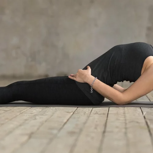 Τι είναι η "στάση του ψαριού" που υπόσχεται σούπερ μέση και πιο υγιές έντερο;