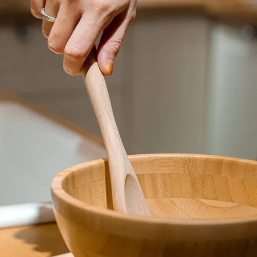 Πώς θα καθαρίσεις σωστά τις ξύλινες κουτάλες - απομάκρυνε όσα δεν 'βλέπει το μάτι' μας