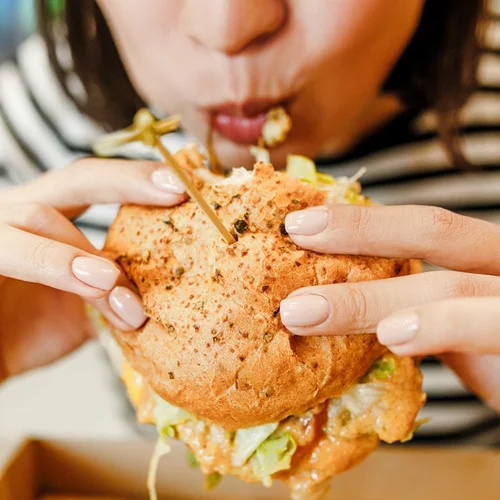 Νυχτερινή υπερφαγία: Αίτια και συμπτώματα της διαταραχής