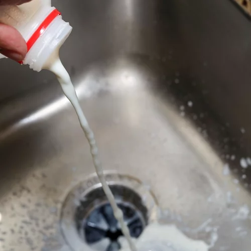 Γάλα, καφές, λάδι: 9 πιο ύπουλα προϊόντα δεν πρέπει να χύνεις ποτέ στον νεροχύτη