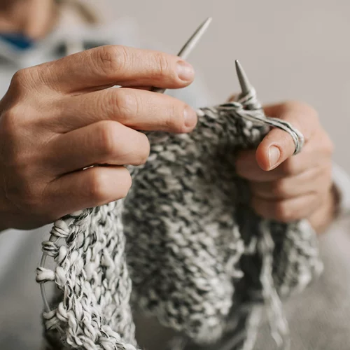 Αναλογικά χόμπι: Η νέα τάση αυτοφροντίδας που αντικαθιστά το scrolling στο κινητό